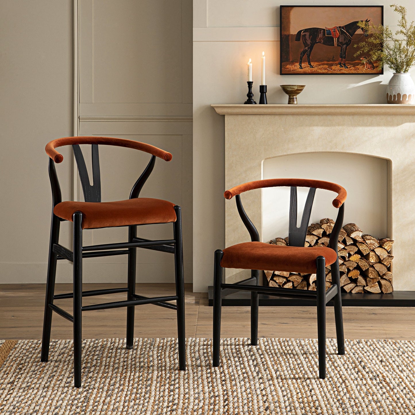 Tabouret de bar rembourré Hansel Wishbone, velours rouille et cadre noir