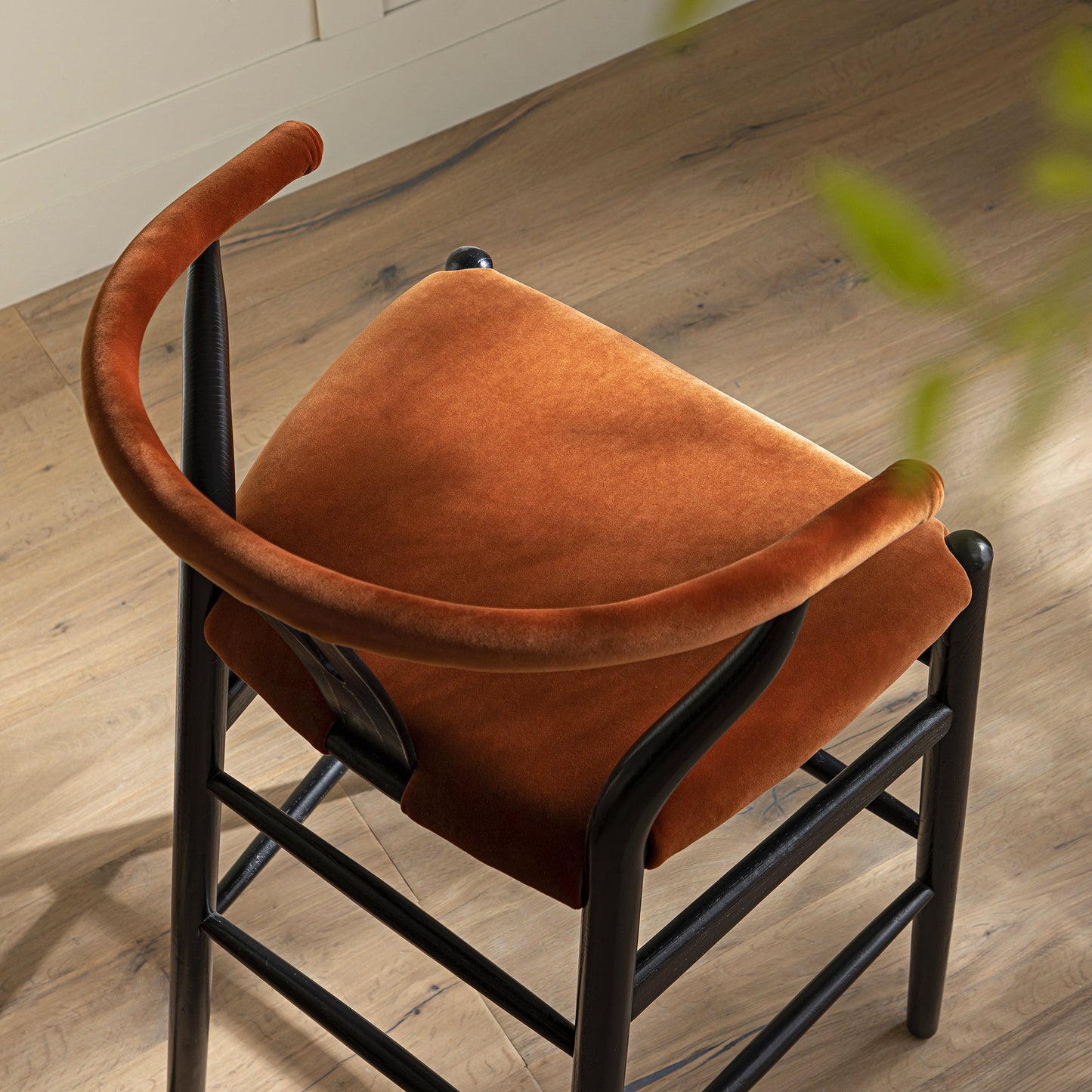Tabouret de bar rembourré Hansel Wishbone, velours rouille et cadre noir