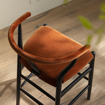 Tabouret de bar rembourré Hansel Wishbone, velours rouille et cadre noir