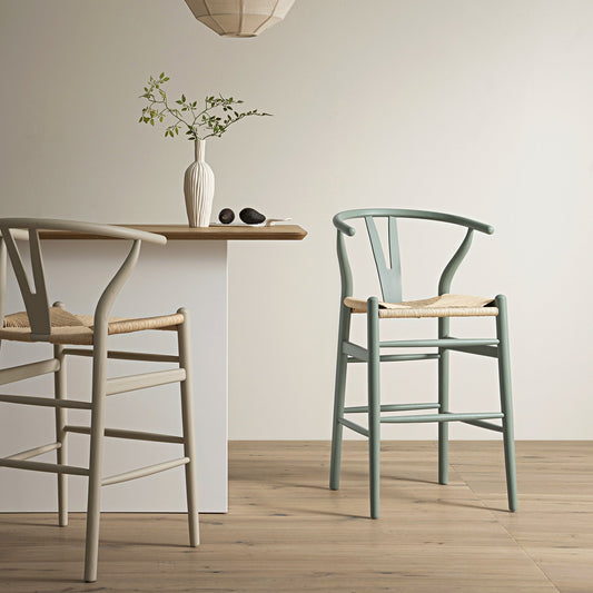 Tabouret de bar Hansel en bois tressé naturel, structure vert sauge