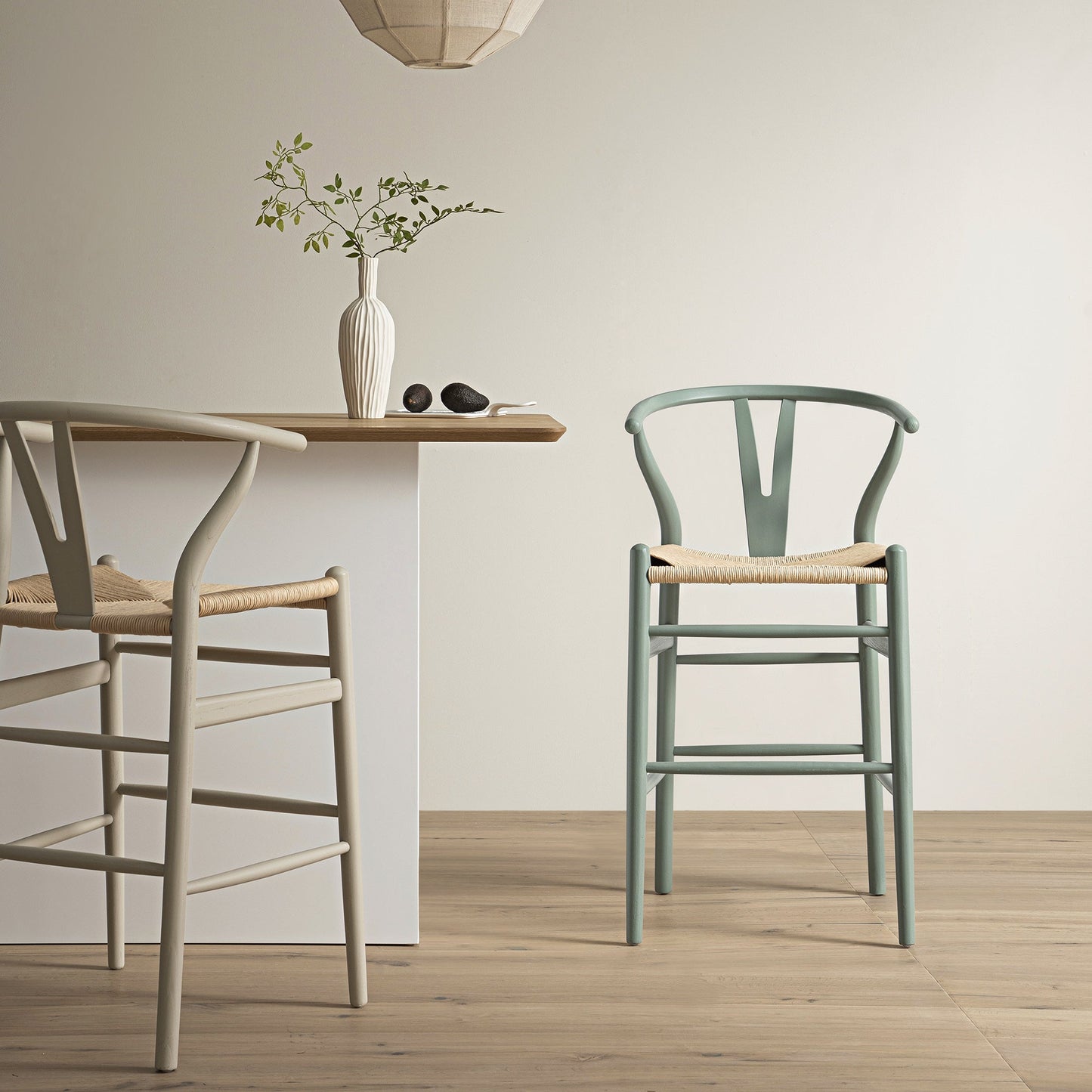 Tabouret de bar Hansel en bois tressé naturel, structure vert sauge
