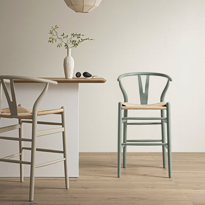 Tabouret de bar Hansel en bois tressé naturel, structure vert sauge