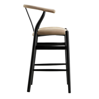 Tabouret de bar rembourré Hansel Wishbone, velours taupe et cadre noir