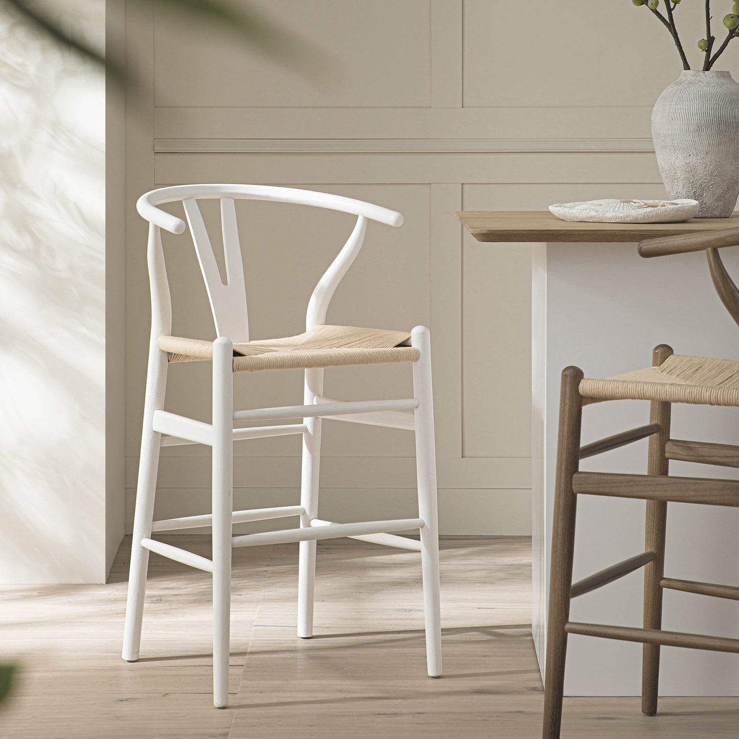 Tabouret de bar Hansel en bois tressé naturel, structure blanche