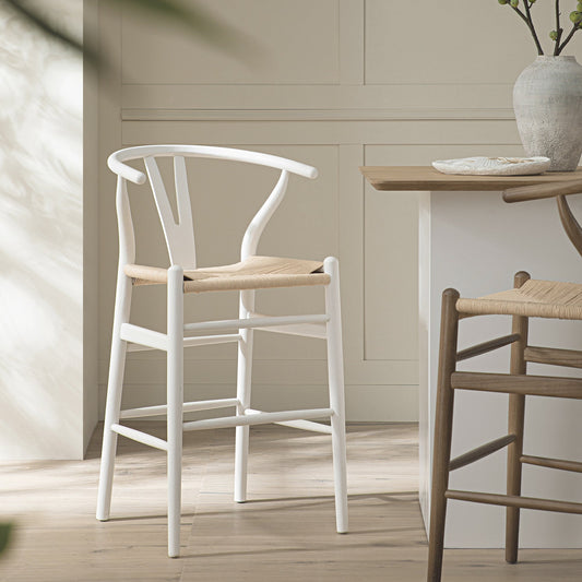 Tabouret de bar Hansel en bois tressé naturel, structure blanche
