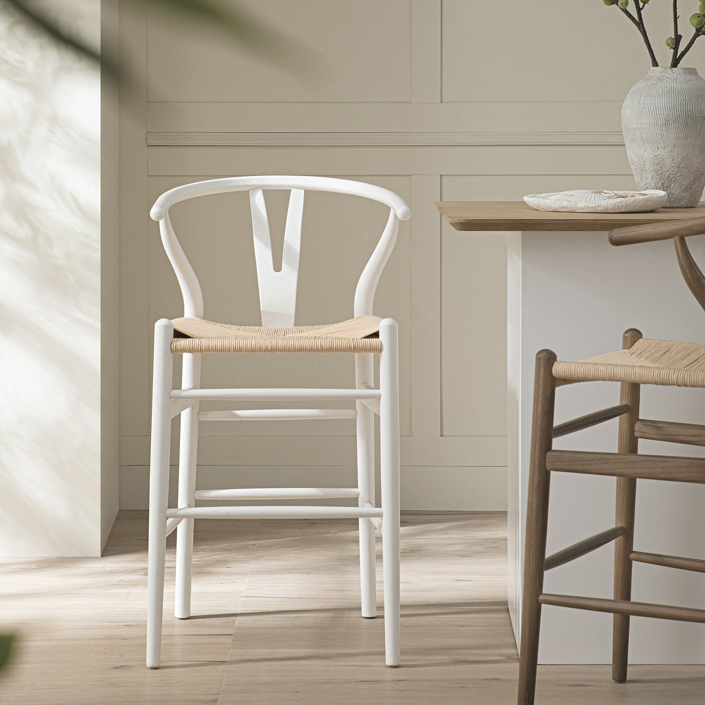 Tabouret de bar Hansel en bois tressé naturel, structure blanche