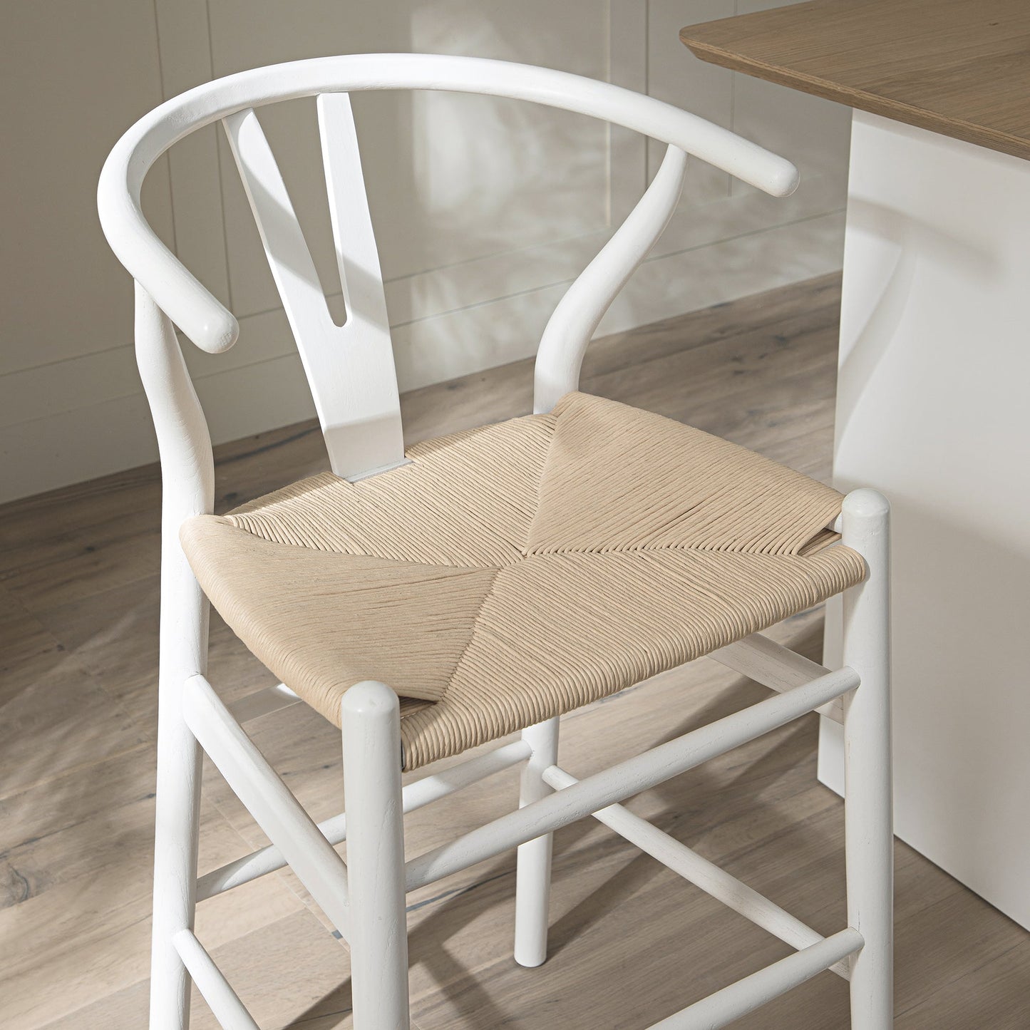Tabouret de bar Hansel en bois tressé naturel, structure blanche