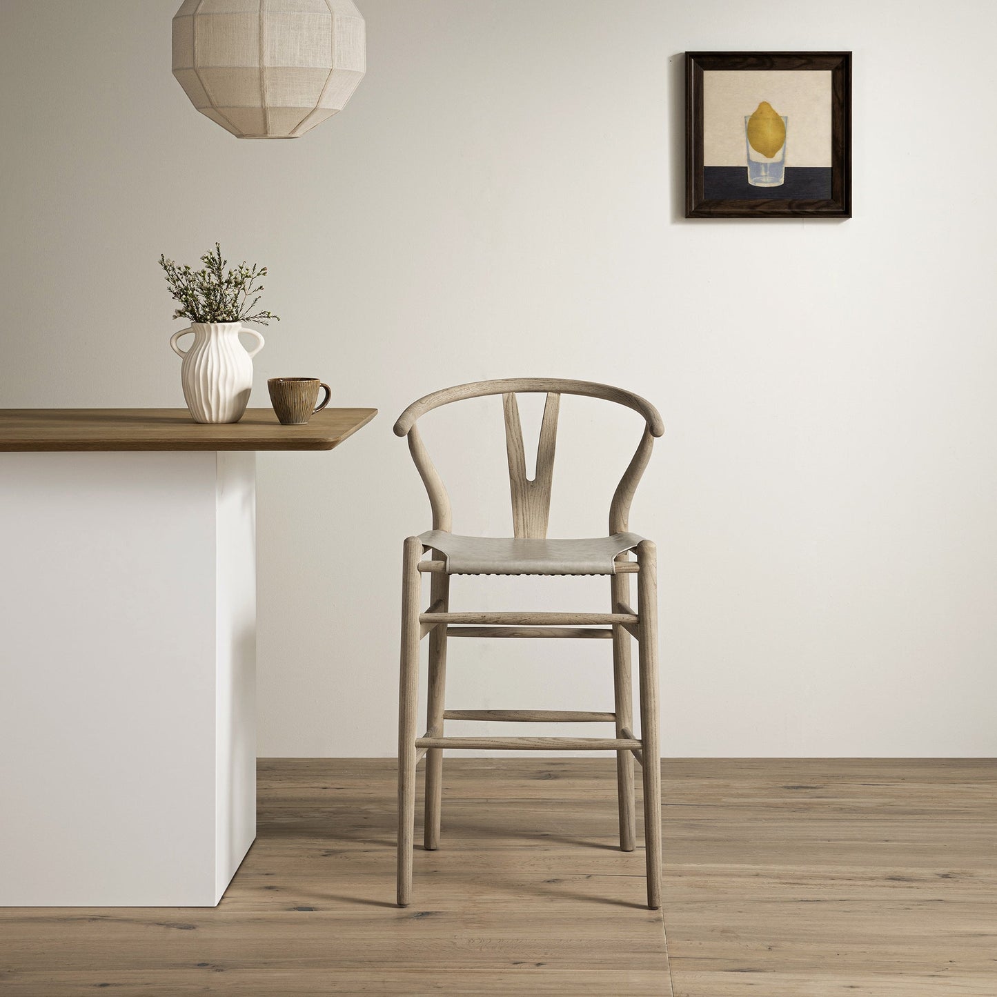 Tabouret de bar Hansel, structure en orme patiné et assise en similicuir gris clair
