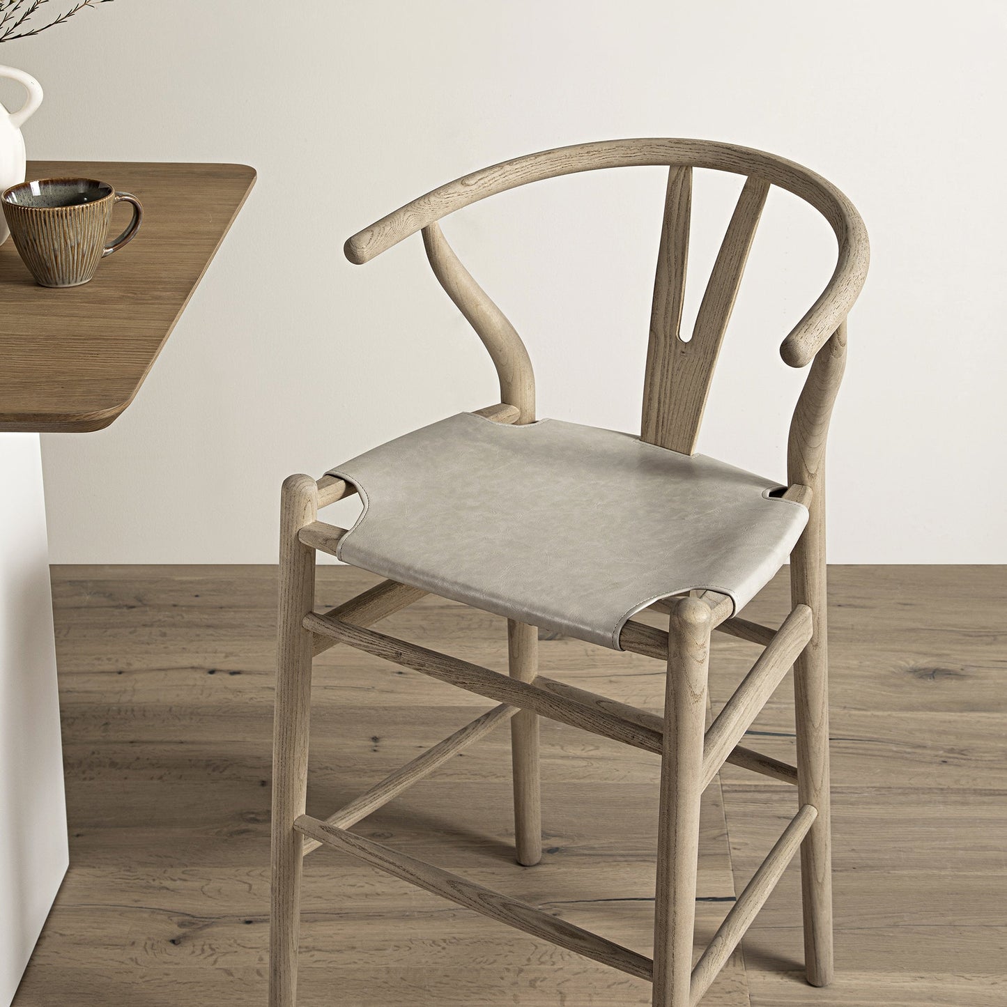 Tabouret de bar Hansel, structure en orme patiné et assise en similicuir gris clair