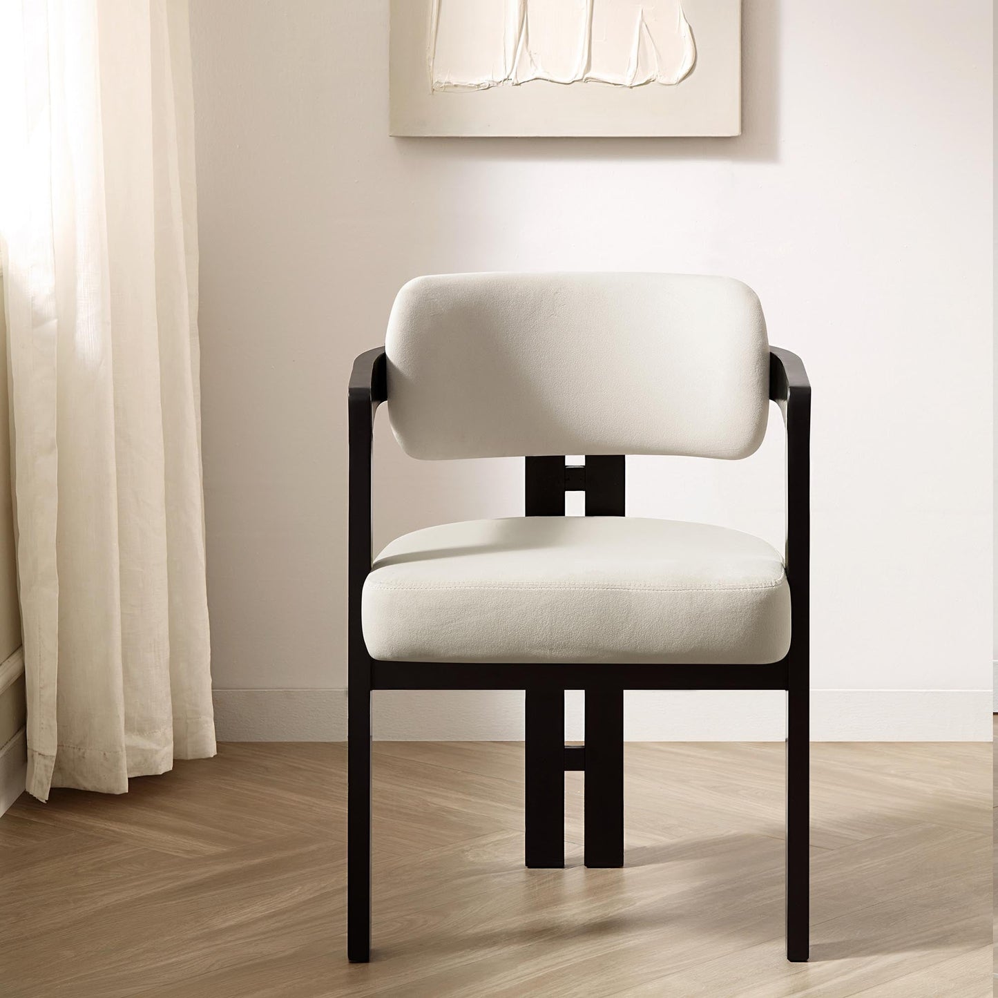 Chaise Stanford incurvée en velours champagne avec cadre en bois noir