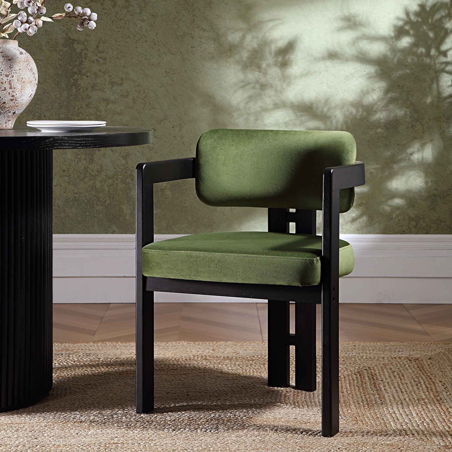 Chaise Stanford incurvée en velours vert mousse avec cadre en bois noir