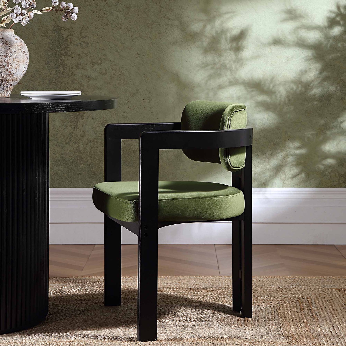 Chaise Stanford incurvée en velours vert mousse avec cadre en bois noir