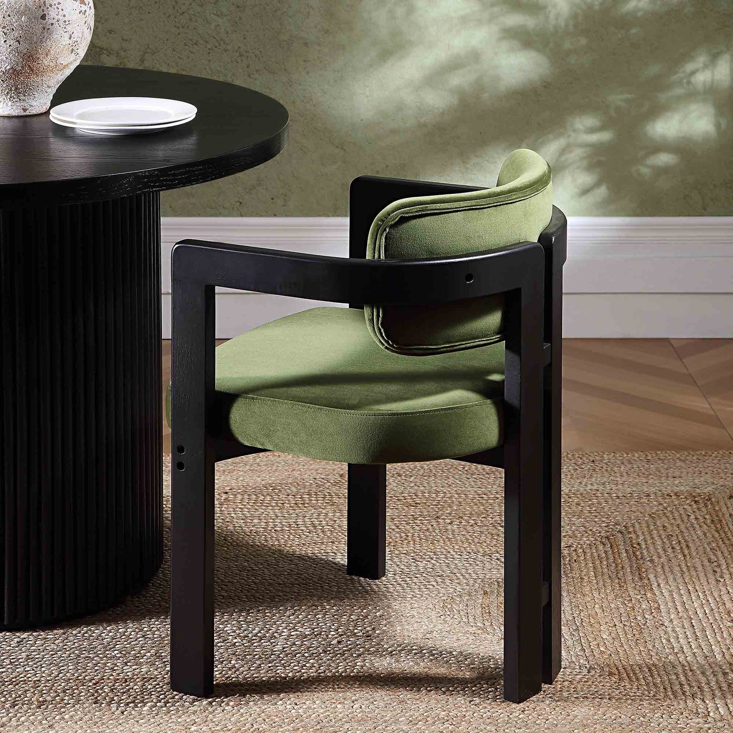 Chaise Stanford incurvée en velours vert mousse avec cadre en bois noir