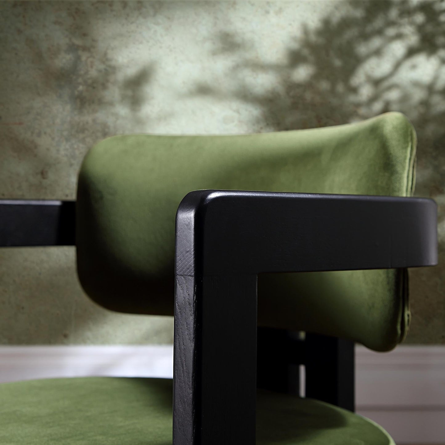 Chaise Stanford incurvée en velours vert mousse avec cadre en bois noir