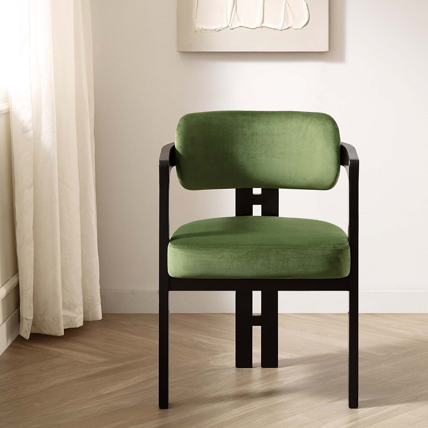Chaise Stanford incurvée en velours vert mousse avec cadre en bois noir