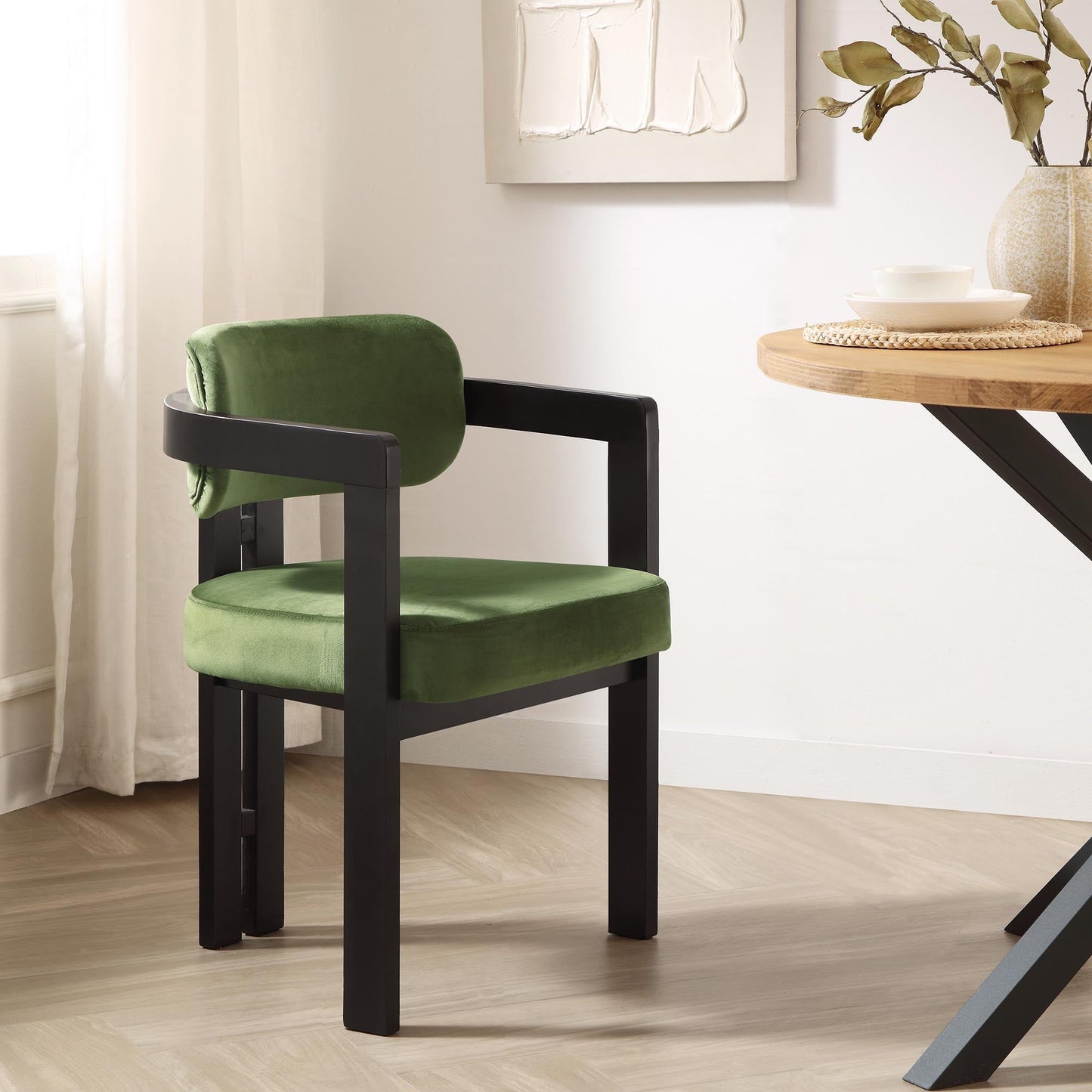Chaise Stanford incurvée en velours vert mousse avec cadre en bois noir