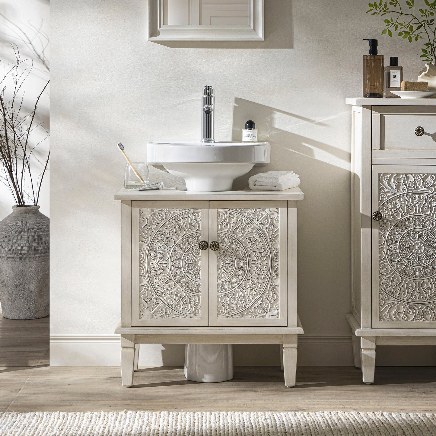 Meuble-lavabo de salle de bain sculpté blanchi à la chaux Chantilly