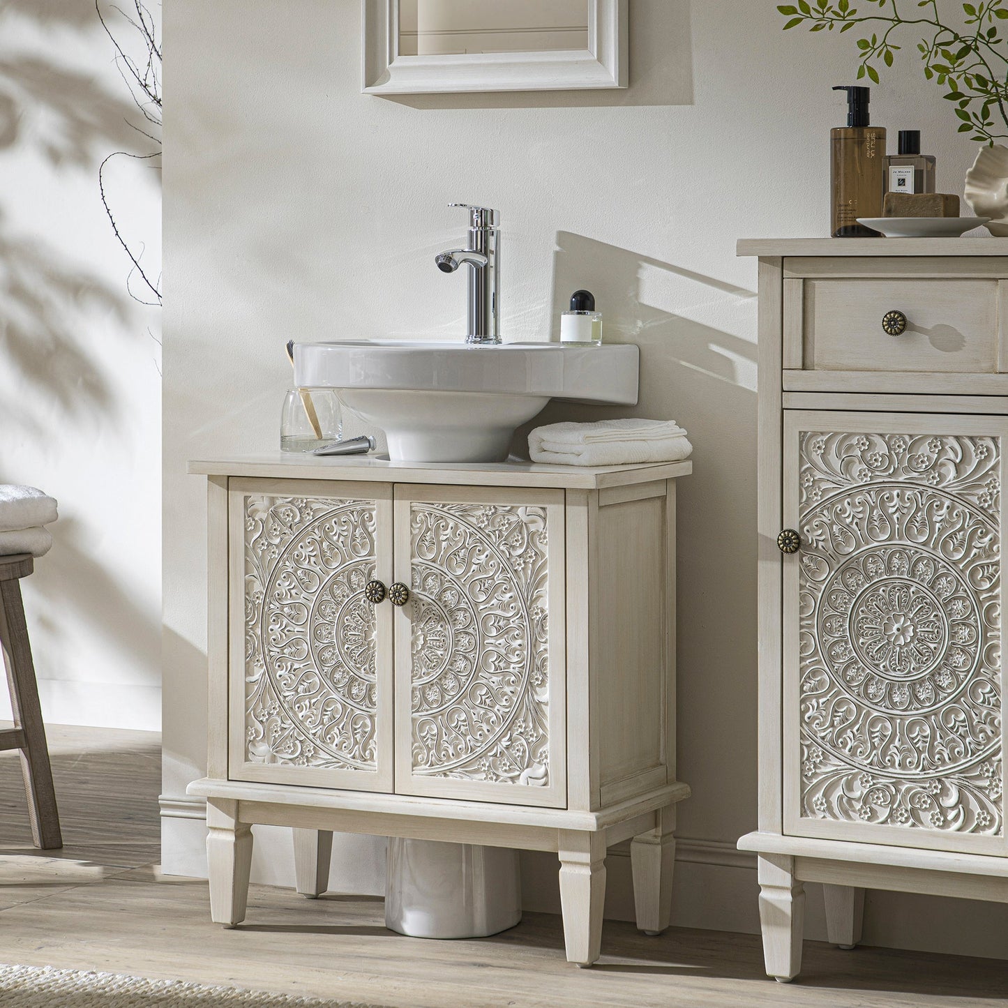 Meuble-lavabo de salle de bain sculpté blanchi à la chaux Chantilly