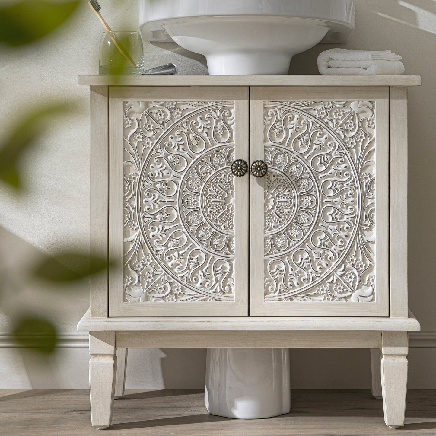 Meuble-lavabo de salle de bain sculpté blanchi à la chaux Chantilly
