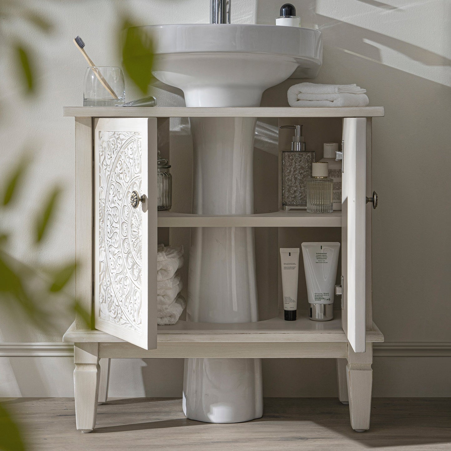 Meuble-lavabo de salle de bain sculpté blanchi à la chaux Chantilly