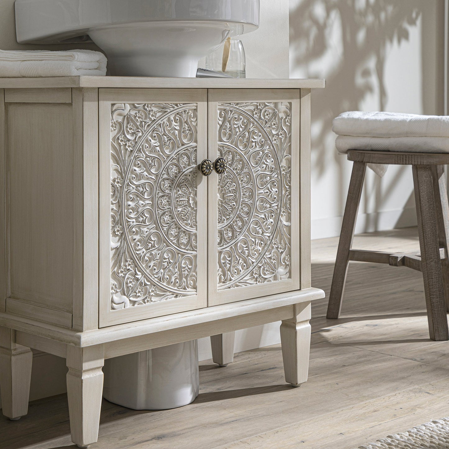 Meuble-lavabo de salle de bain sculpté blanchi à la chaux Chantilly