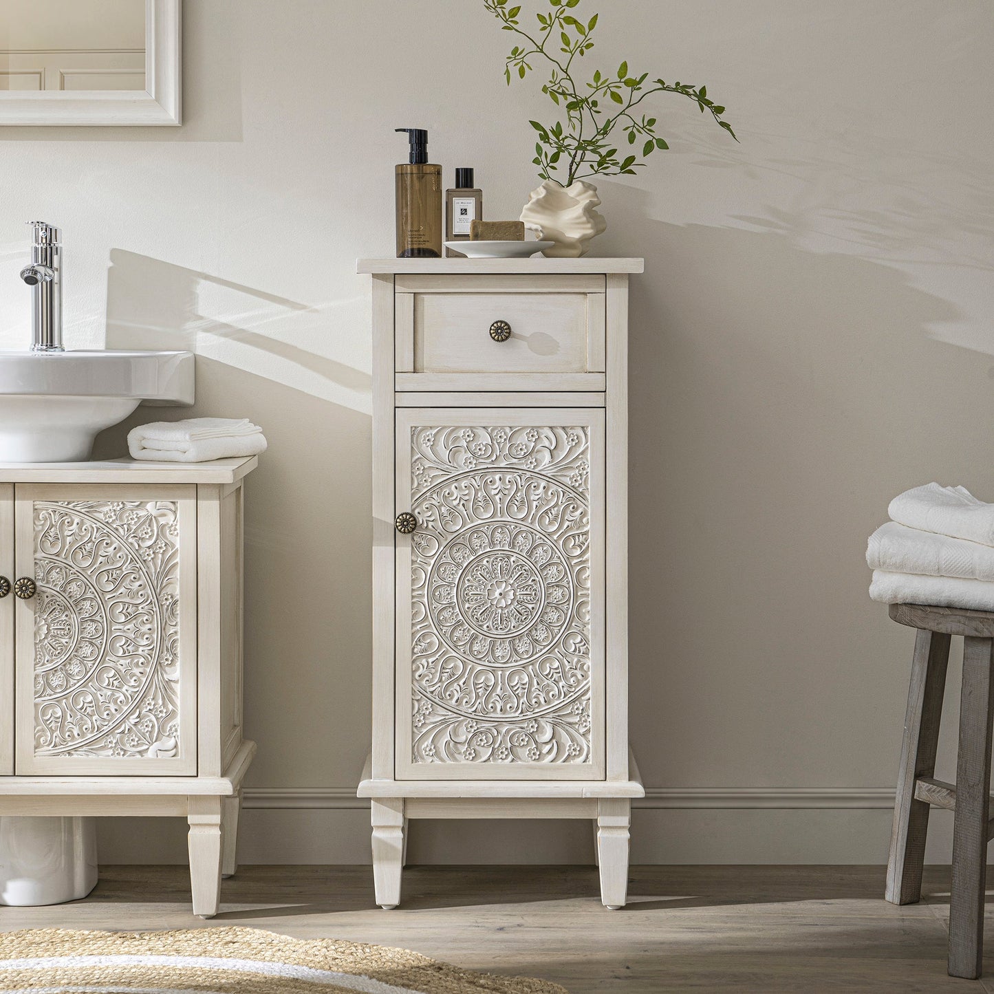 Armoire de salle de bain sculptée blanchie à la chaux de Chantilly
