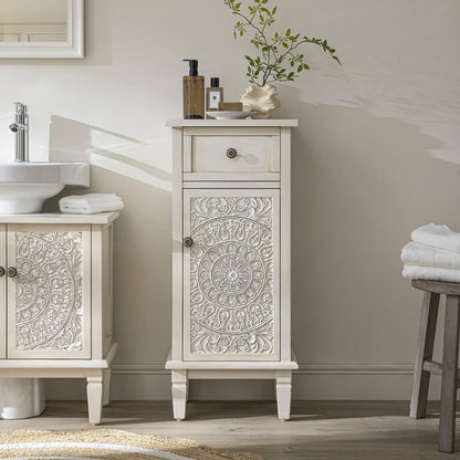 Armoire de salle de bain sculptée blanchie à la chaux de Chantilly