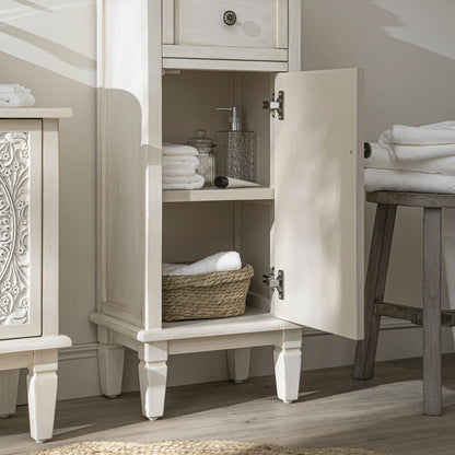 Armoire de salle de bain sculptée blanchie à la chaux de Chantilly