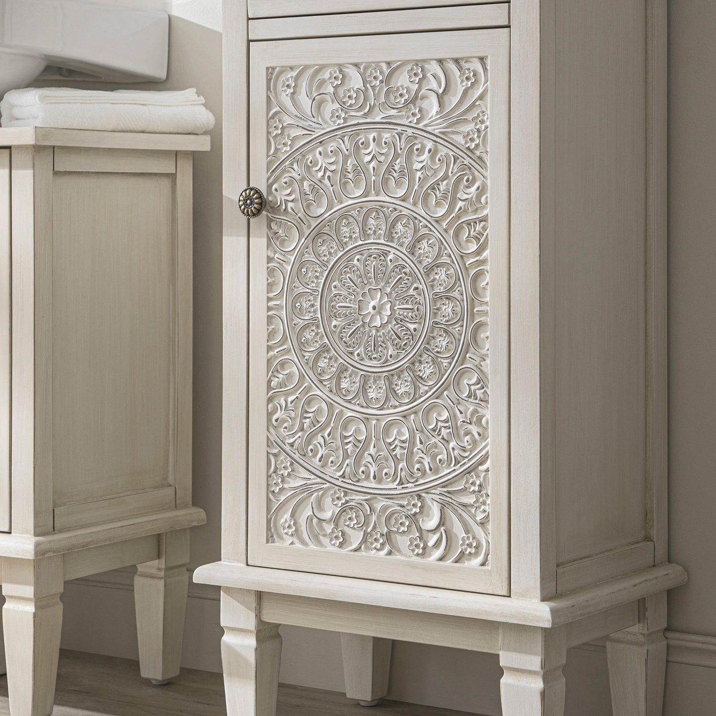 Armoire de salle de bain sculptée blanchie à la chaux de Chantilly