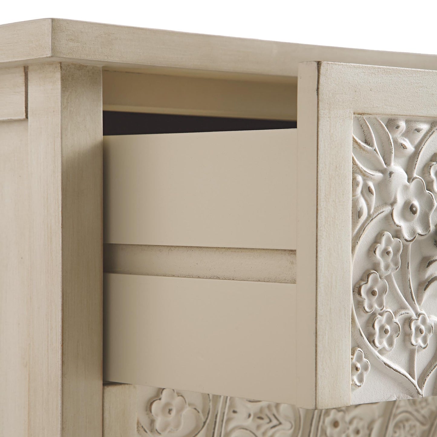Commode 3 tiroirs sculptée blanchie à la chaux de Chantilly