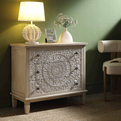 Commode 3 tiroirs sculptée blanchie à la chaux de Chantilly