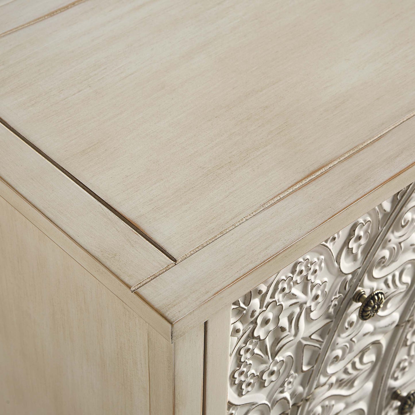 Commode 3 tiroirs sculptée blanchie à la chaux de Chantilly