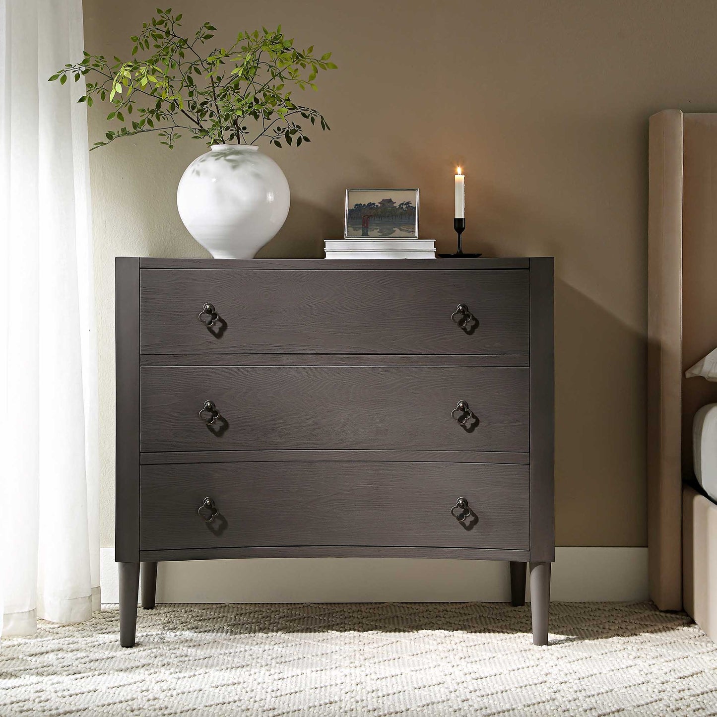 Commode concave Thalia à 3 tiroirs, chêne argenté
