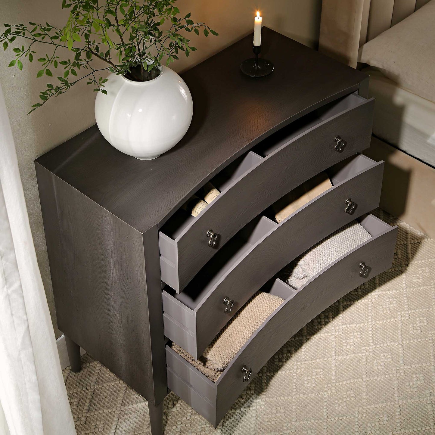 Commode concave Thalia à 3 tiroirs, chêne argenté