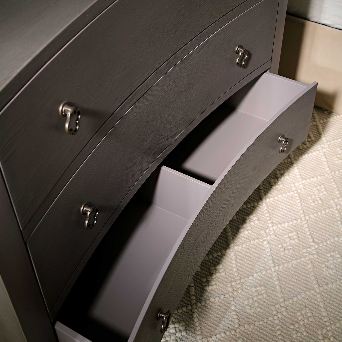 Commode concave Thalia à 3 tiroirs, chêne argenté