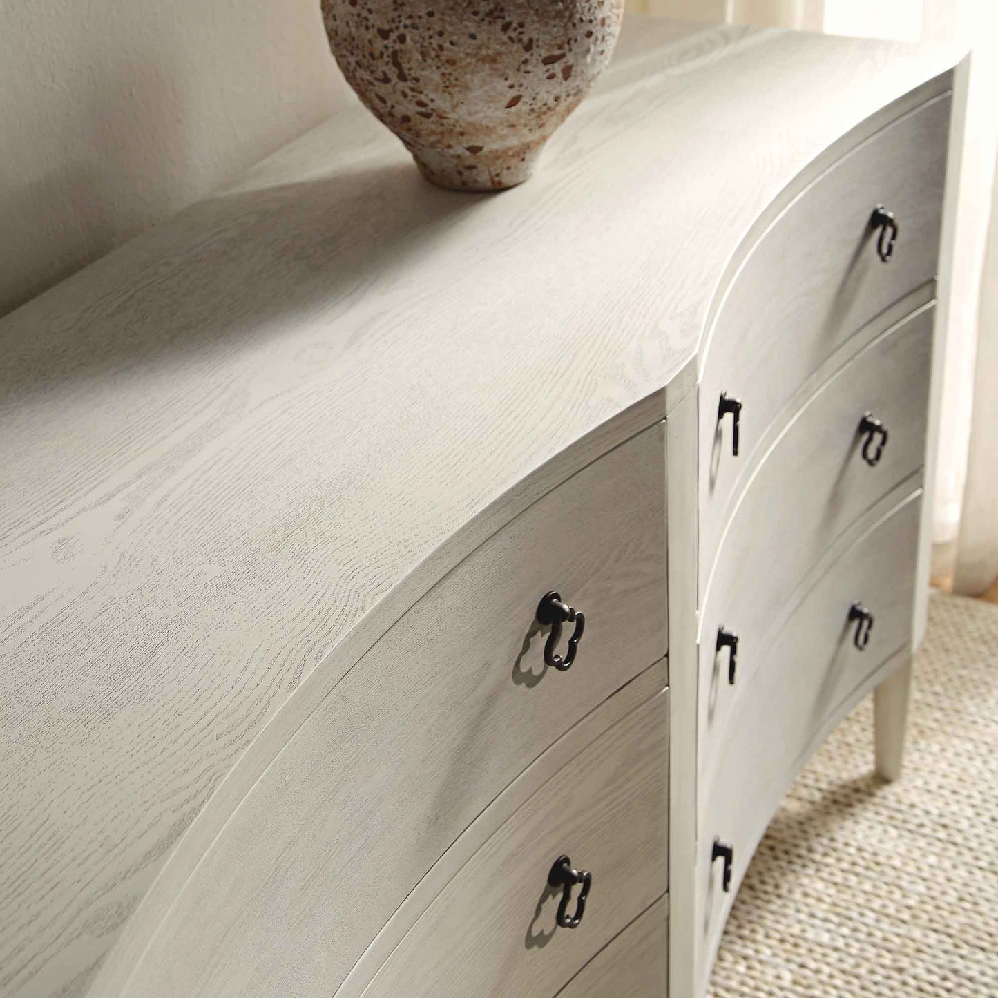 Commode double concave à six tiroirs Thalia, blanc délavé