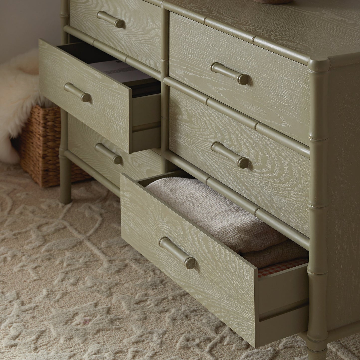 Commode 6 tiroirs Elstowe en imitation bambou, vert sauge