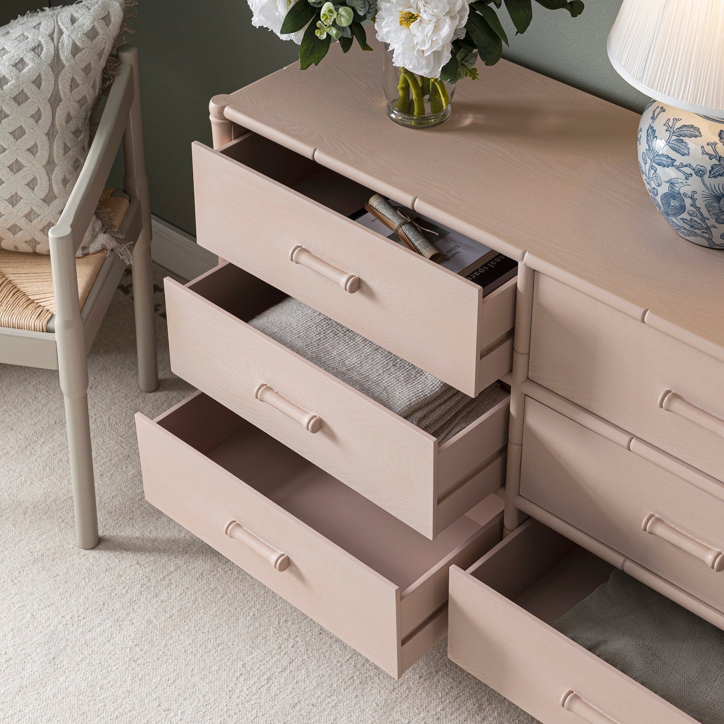Commode 6 tiroirs Elstowe en imitation bambou, rose nude