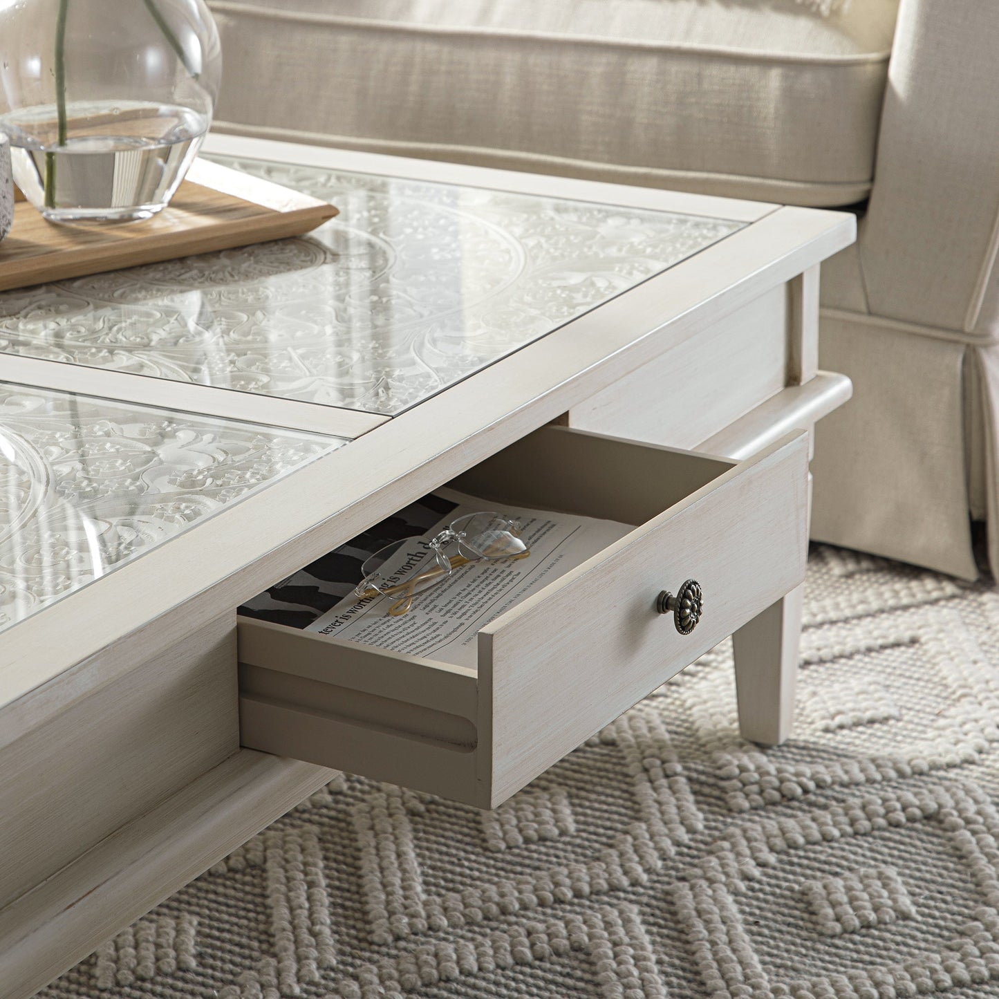 Table basse blanchie à la chaux Chantilly avec tiroirs