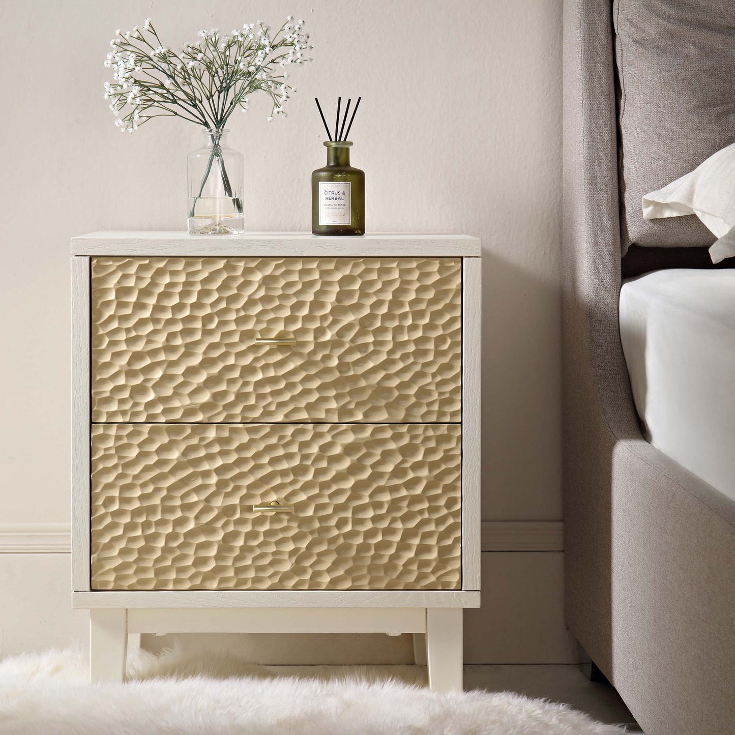 Table de chevet sculptée Bianca Chip, beige sable et ivoire