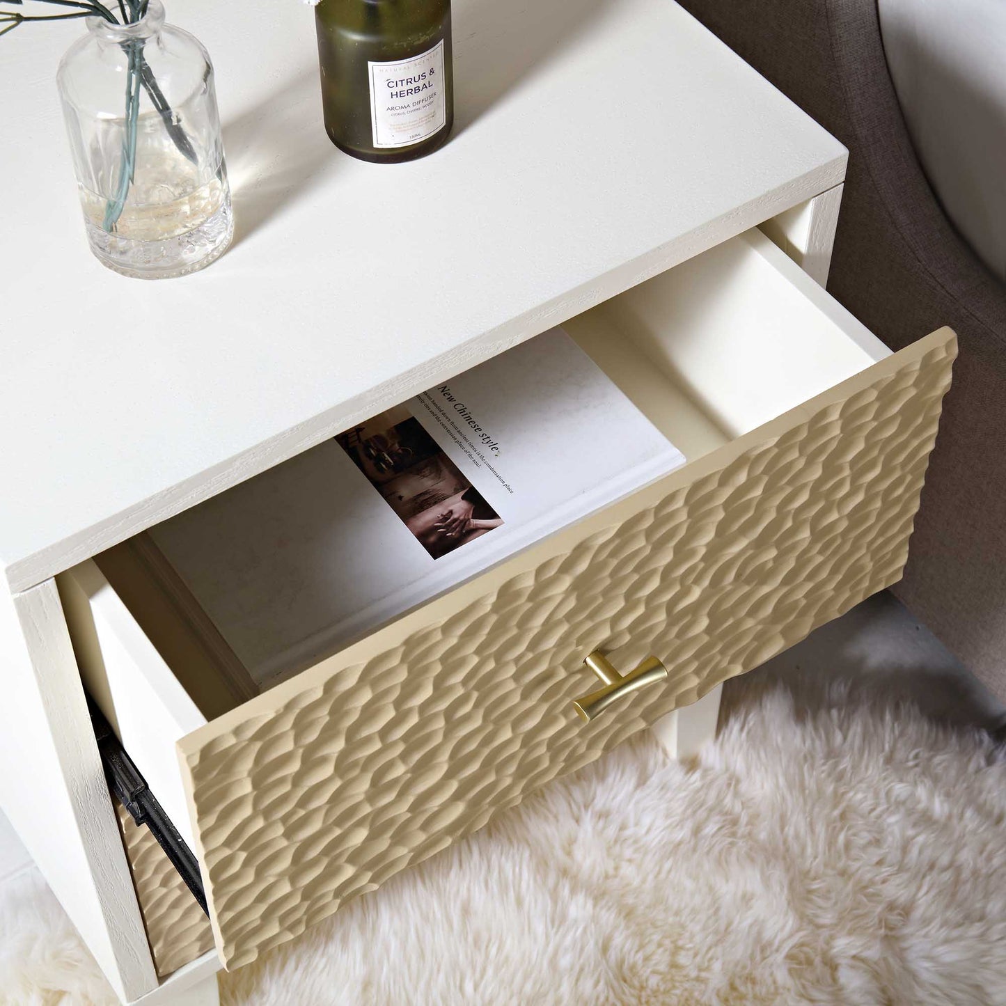 Table de chevet sculptée Bianca Chip, beige sable et ivoire