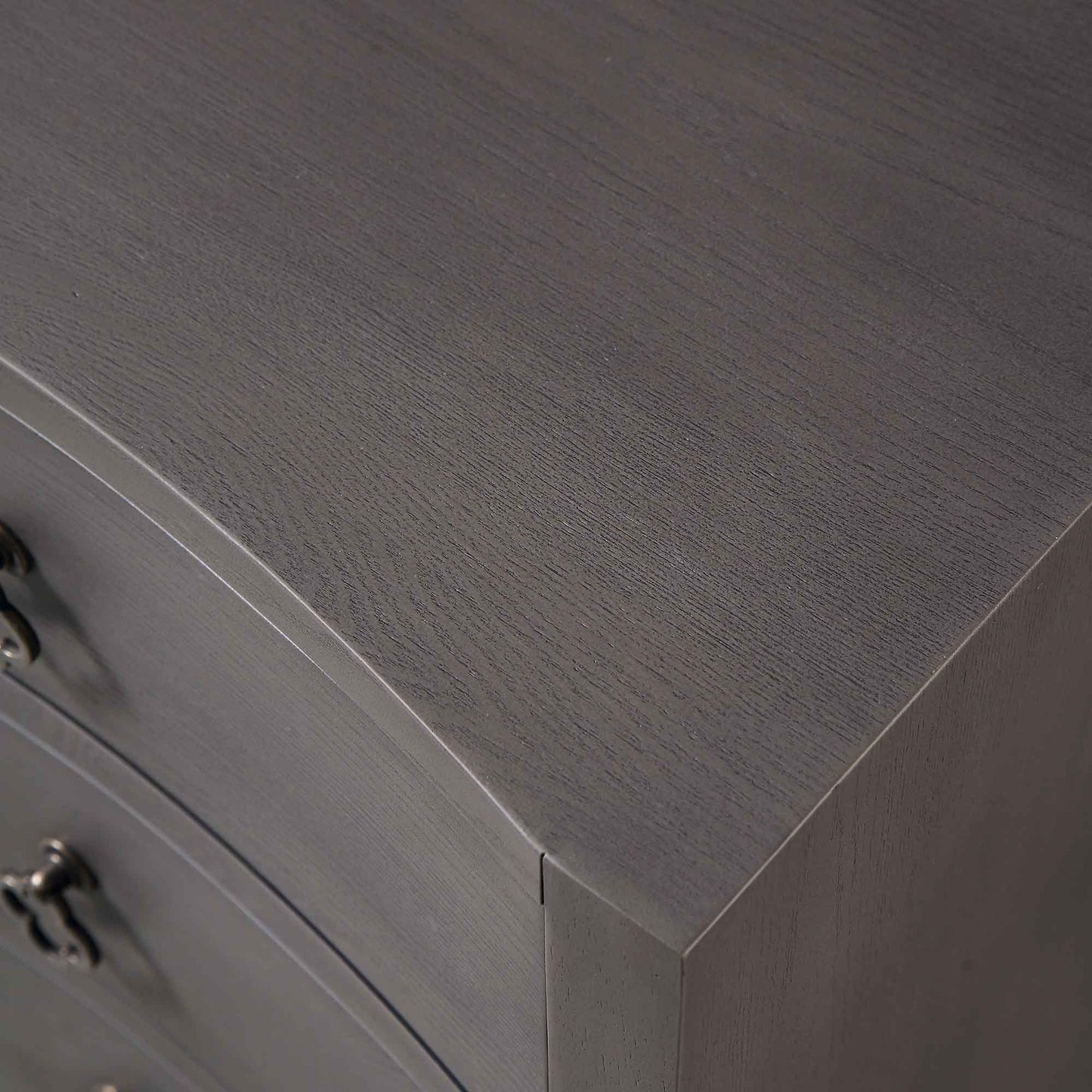 Table de chevet concave à 3 tiroirs Thalia, chêne argenté