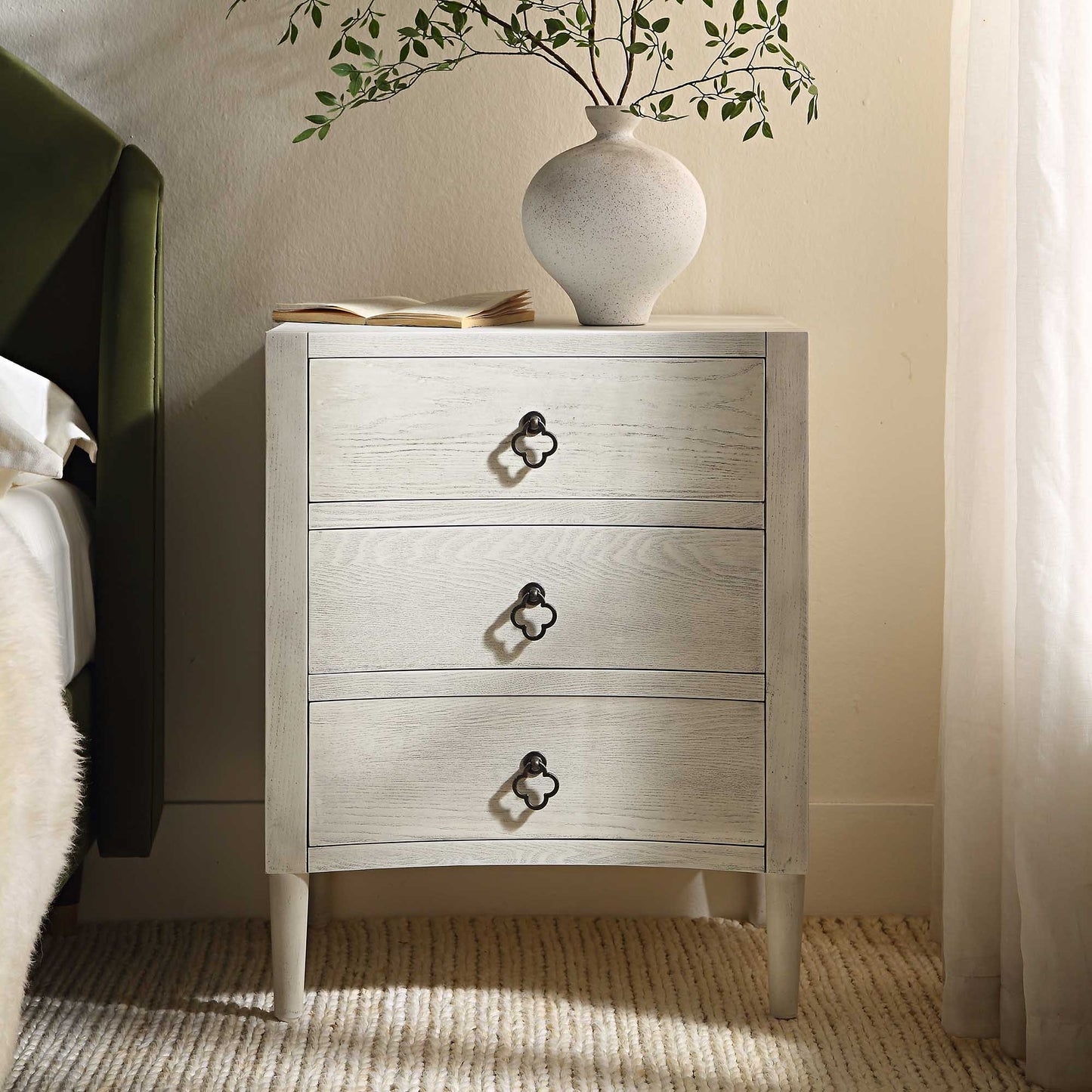 Table de chevet concave Thalia à 3 tiroirs, blanc délavé