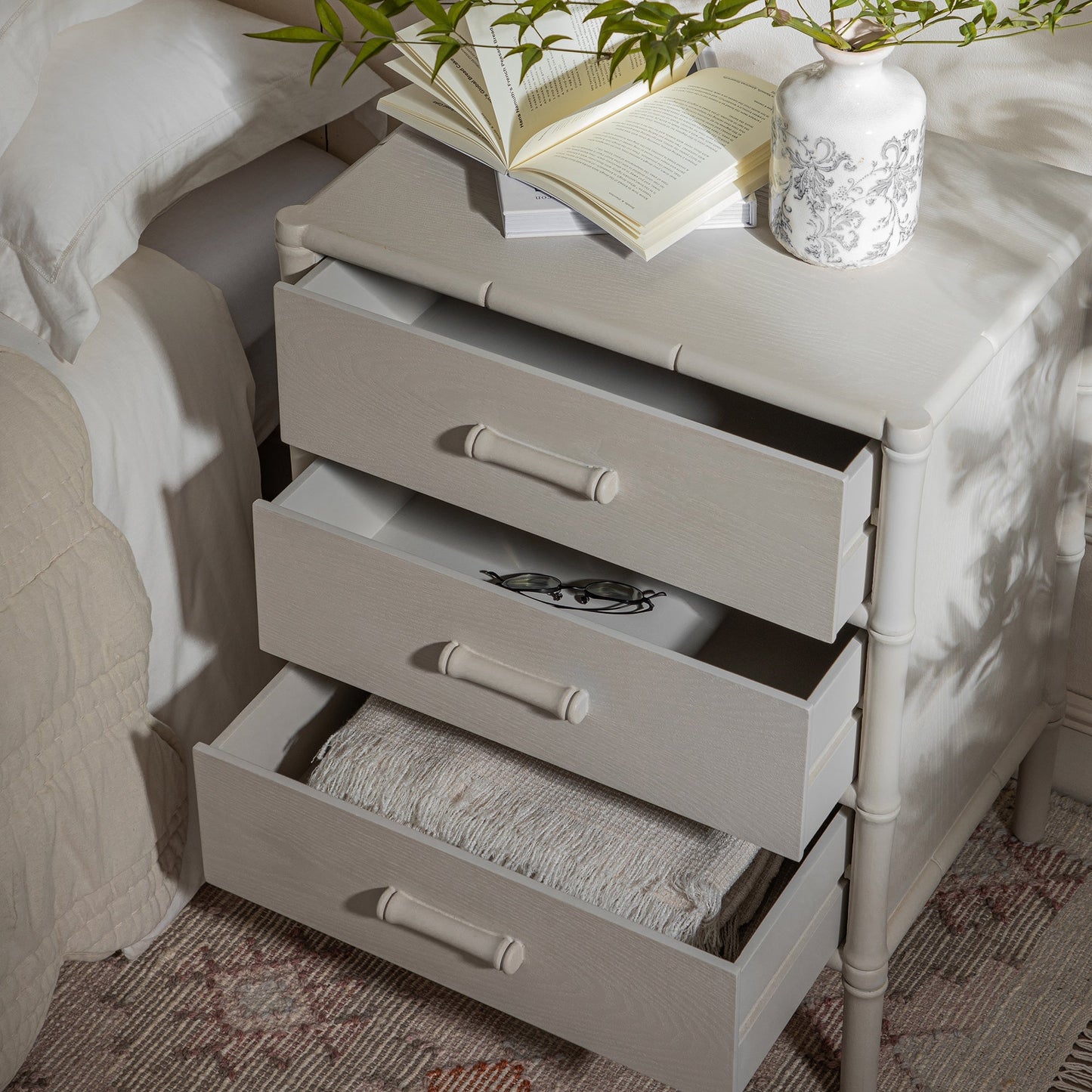 Table de chevet 3 tiroirs Elstowe en imitation bambou, blanc ombré