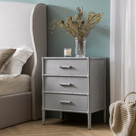 Table de chevet 3 tiroirs Elstowe en imitation bambou, gris chaud