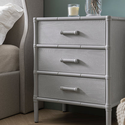 Table de chevet 3 tiroirs Elstowe en imitation bambou, gris chaud