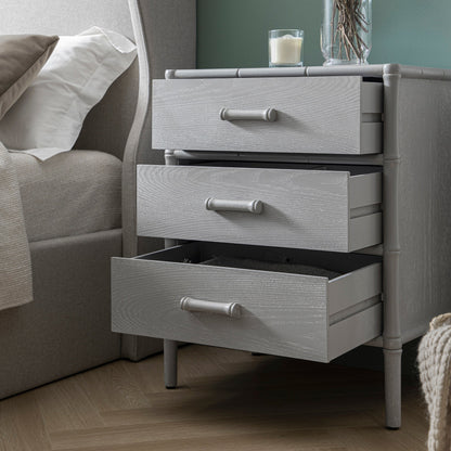 Table de chevet 3 tiroirs Elstowe en imitation bambou, gris chaud