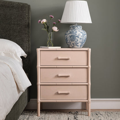 Table de chevet 3 tiroirs Elstowe en imitation bambou, rose nude