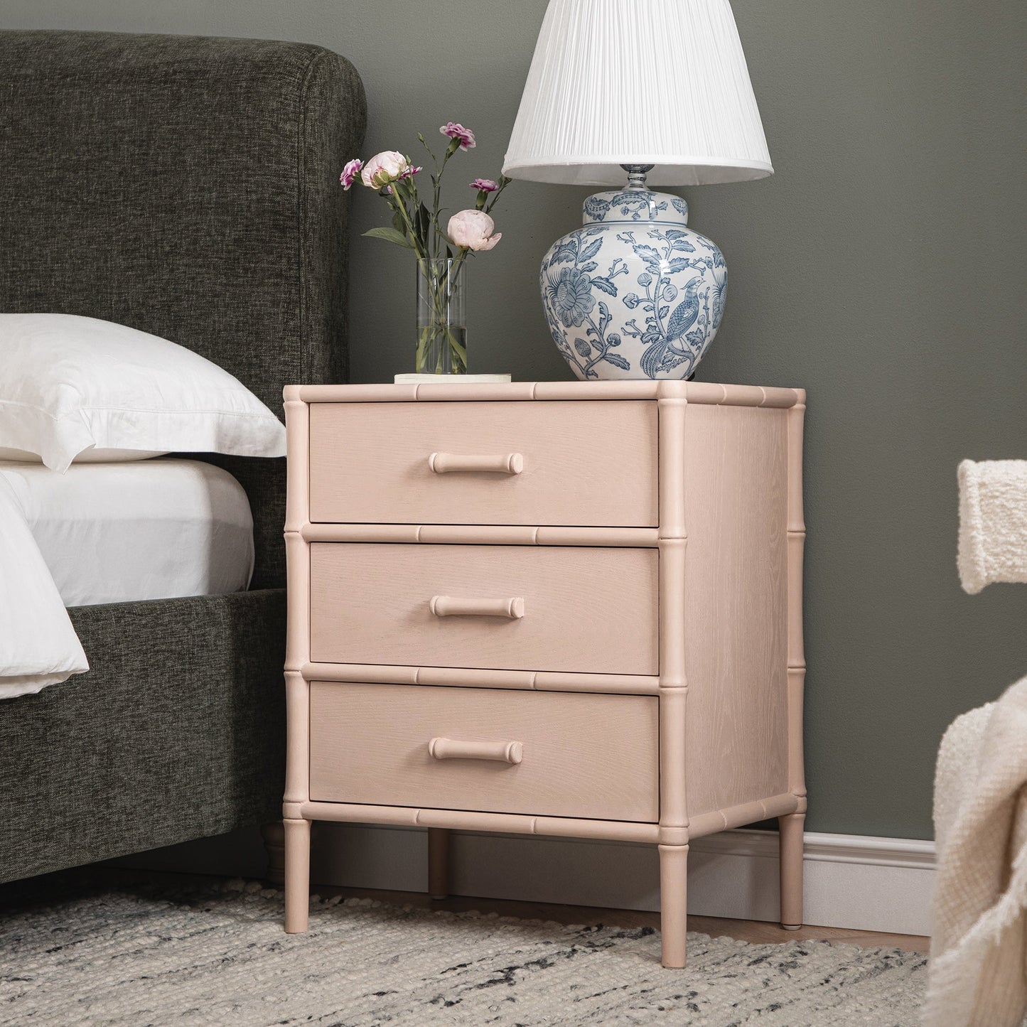 Table de chevet 3 tiroirs Elstowe en imitation bambou, rose nude