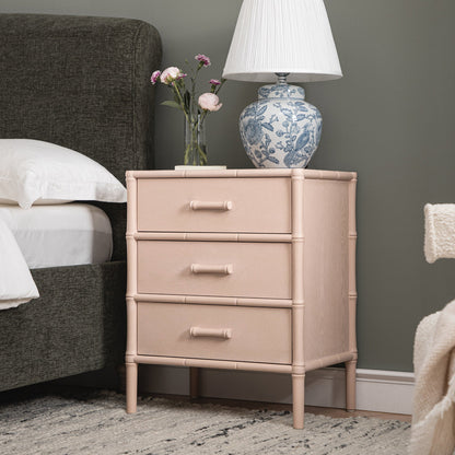 Table de chevet 3 tiroirs Elstowe en imitation bambou, rose nude